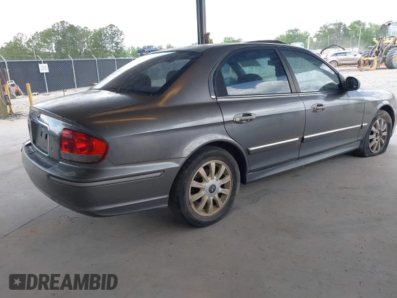 2004 Hyundai Sonata GLS with VIN KMHWF35H64A957365, listed as a IAAI auction lot 42150369 with 247,348 mi miles. Bid and sale history available at carsss.com. Image 4.