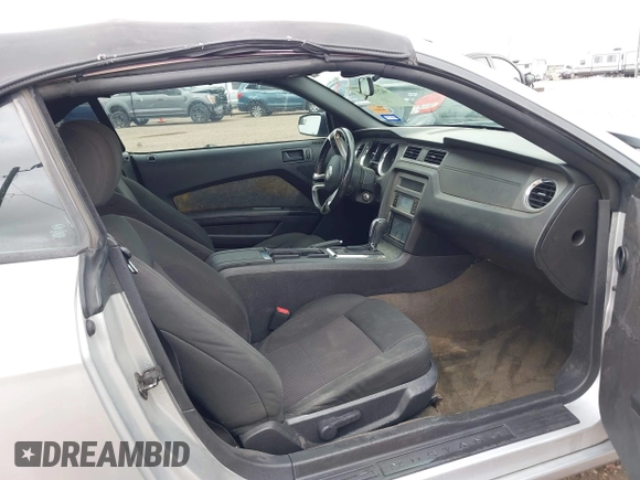 2014 Ford Mustang V6 z VIN 1ZVBP8EM5E5229361, wystawiony jako IAAI lot #42163228 z przebiegiem 199 081 mil mil oraz . Historia ofert i sprzedaży dostępna na DreamBid. Obrazek 5.