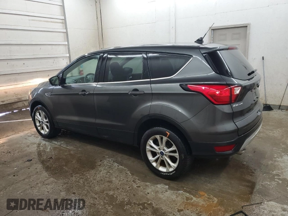 2019 Ford Escape SE z VIN 1FMCU0GD5KUC49556, wystawiony jako Copart lot #57911145 z przebiegiem 89 152 mil mil oraz Czysty tytuł • Clean title. Historia ofert i sprzedaży dostępna na DreamBid. Obrazek 2.