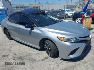2018 Toyota Camry LE z VIN 4T1B11HK2JU526038, wystawiony jako IAAI lot #42224506 z przebiegiem Nie podano mil oraz . Historia ofert i sprzedaży dostępna na DreamBid. Obrazek 1.