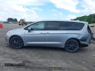 2019 Chrysler Pacifica Touring Plus z VIN 2C4RC1FG0KR574955, wystawiony jako IAAI lot #42254948 z przebiegiem 82 423 mil mil oraz . Historia ofert i sprzedaży dostępna na DreamBid. Obrazek 15.