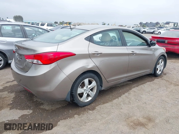 2013 Hyundai Elantra GLS z VIN 5NPDH4AE4DH424348, wystawiony jako IAAI lot #42472170 z przebiegiem 116 574 mil mil oraz . Historia ofert i sprzedaży dostępna na DreamBid. Obrazek 4.