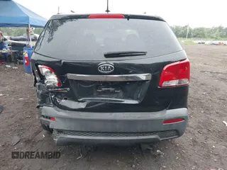 2012 Kia Sorento LX z VIN 5XYKTDA20CG218154, wystawiony jako IAAI lot #42428383 z przebiegiem 126 889 mil mil oraz . Historia ofert i sprzedaży dostępna na DreamBid. Obrazek 16.