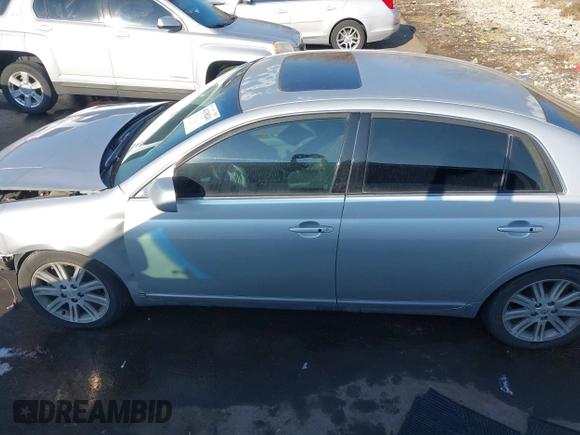 2005 Toyota Avalon XL z VIN 4T1BK36B75U044022, wystawiony jako IAAI lot #41330241 z przebiegiem 196 362 mil mil oraz . Historia ofert i sprzedaży dostępna na DreamBid. Obrazek 15.