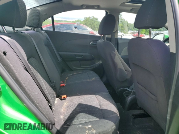 2015 Chevrolet Sonic LT z VIN 1G1JC5SH2F4145840, wystawiony jako Copart lot #56779335 z przebiegiem 101 521 mil mil oraz Czysty tytuł • Clean title. Historia ofert i sprzedaży dostępna na DreamBid. Obrazek 10.