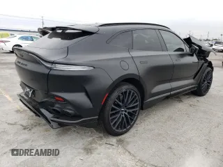 2023 Aston Martin DBX 707 z VIN SD7VUJBW2PTV06486, wystawiony jako Copart lot #55818283 z przebiegiem Nie podano mil oraz . Historia ofert i sprzedaży dostępna na DreamBid. Obrazek 3.