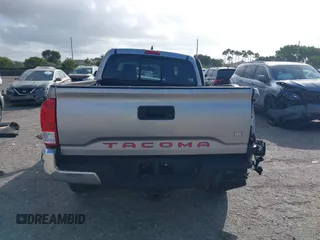 2017 Toyota Tacoma SR5 z VIN 5TFRZ5CN1HX042942, wystawiony jako IAAI lot #41719279 z przebiegiem 82 108 mil mil oraz . Historia ofert i sprzedaży dostępna na DreamBid. Obrazek 16.
