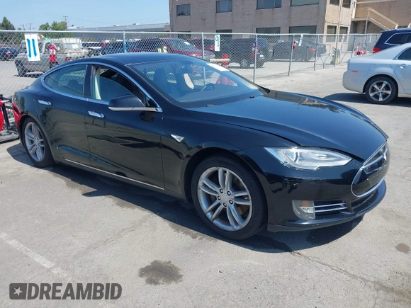 2013 Tesla Model S Performance z VIN 5YJSA1CP6DFP08779, wystawiony jako IAAI lot #42172960 z przebiegiem 136 450 mil mil oraz . Historia ofert i sprzedaży dostępna na DreamBid. Obrazek 1.