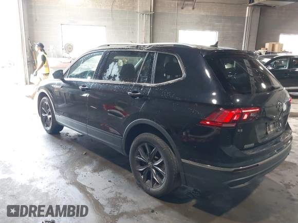 2022 Volkswagen Tiguan SE z VIN 3VV2B7AX6NM073743, wystawiony jako IAAI lot #39948815 z przebiegiem 56 368 mil mil oraz . Historia ofert i sprzedaży dostępna na DreamBid. Obrazek 3.
