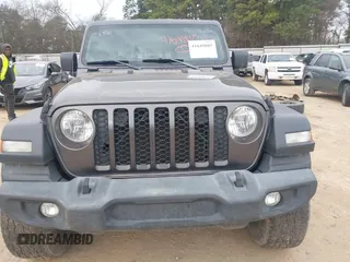 2020 Jeep Gladiator Sport S with VIN 1C6HJTAG2LL151865, listed as a IAAI auction lot 41649805 with 117,093 mi miles. Bid and sale history available at carsss.com. Image 13.