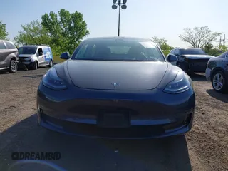 2022 Tesla Model 3 Long Range z VIN 5YJ3E1EB2NF183893, wystawiony jako IAAI lot #42130396 z przebiegiem 25 552 mil mil oraz . Historia ofert i sprzedaży dostępna na DreamBid. Obrazek 12.