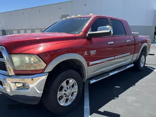 2010 Dodge 3500 SLT z VIN 3D73Y3HL6AG140269, wystawiony jako Copart lot #57510095 z przebiegiem 333 669 mil mil oraz Tytuł czysty. Historia ofert i sprzedaży dostępna na DreamBid. Obrazek 2.