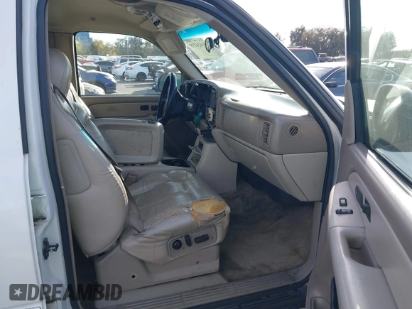 2001 Chevrolet Suburban LS with VIN 3GNEC16T31G213677, listed as a IAAI auction lot 41424335 with 255,425 mi miles. Bid and sale history available at carsss.com. Image 5.