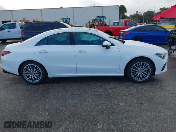 2025 Mercedes-Benz CLA 250 z VIN W1K5J4GBXSN516282, wystawiony jako IAAI lot #41092559 z przebiegiem 7917 mil mil oraz . Historia ofert i sprzedaży dostępna na DreamBid. Obrazek 13.
