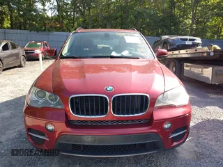 2013 BMW X5 xDrive35i z VIN 5UXZV4C50D0E14524, wystawiony jako IAAI lot #40151434 z przebiegiem 92 871 mil mil oraz . Historia ofert i sprzedaży dostępna na DreamBid. Obrazek 6.