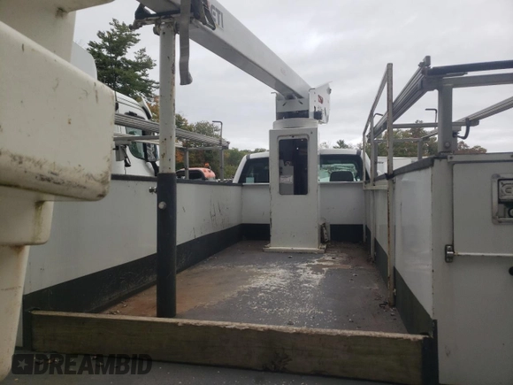 2017 Ford F-550 XL z VIN 1FDUF5GY1HEE85526, wystawiony jako Copart lot #72215834 z przebiegiem 90 996 mil mil oraz Szkoda całkowita • Salvage title. Historia ofert i sprzedaży dostępna na DreamBid. Obrazek 10.