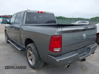 2013 Ram 1500 Express z VIN 1C6RR6KT8DS532508, wystawiony jako IAAI lot #42366979 z przebiegiem 196 024 mil mil oraz . Historia ofert i sprzedaży dostępna na DreamBid. Obrazek 3.
