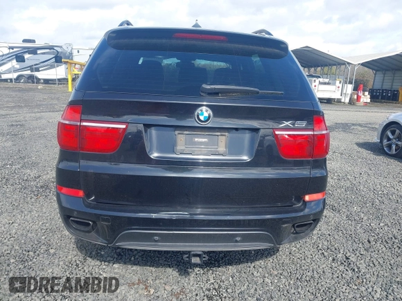 2013 BMW X5 xDrive50i z VIN 5UXZV8C51DL426944, wystawiony jako IAAI lot #41911303 z przebiegiem 106 266 mil mil oraz . Historia ofert i sprzedaży dostępna na DreamBid. Obrazek 16.