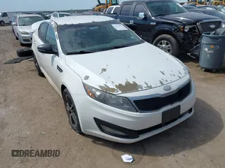 2013 Kia Optima LX z VIN 5XXGM4A76DG201783, wystawiony jako IAAI lot #42245442 z przebiegiem 222 080 mil mil oraz . Historia ofert i sprzedaży dostępna na DreamBid. Obrazek 1.
