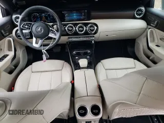 2021 Mercedes-Benz A 220 z VIN W1K3G4FB3MJ270404, wystawiony jako Copart lot #57637575 z przebiegiem 23 708 mil mil oraz Szkody całkowita. Historia ofert i sprzedaży dostępna na DreamBid. Obrazek 8.