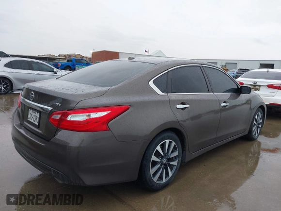 2017 Nissan Altima S z VIN 1N4AL3AP1HC189184, wystawiony jako IAAI lot #42073216 z przebiegiem 136 633 mil mil oraz . Historia ofert i sprzedaży dostępna na DreamBid. Obrazek 4.
