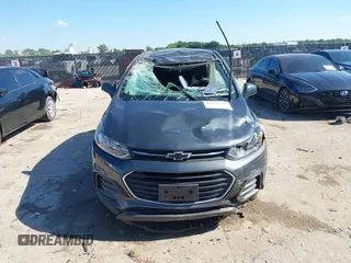 2020 Chevrolet Trax LS z VIN 3GNCJKSB4LL231860, wystawiony jako IAAI lot #42236291 z przebiegiem Nie podano mil oraz . Historia ofert i sprzedaży dostępna na DreamBid. Obrazek 6.