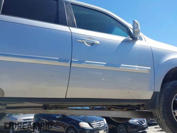 2011 Honda Pilot Touring with VIN 5FNYF4H91BB086712, listed as a IAAI auction lot 41809369 with 260,718 mi miles. Bid and sale history available at carsss.com. Image 6.