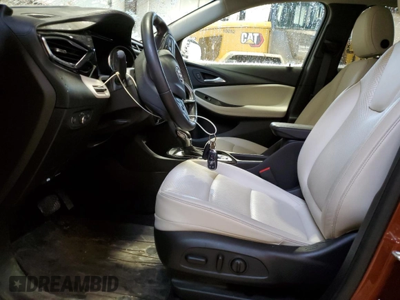 2020 Buick Encore GX Essence с VIN KL4MMGSL3LB098045, выставлен на аукционе Copart как лот 48486385 с пробегом 9 676 миль миль и Списание • Salvage title. История ставок и продаж доступна на DreamBid. Изображение 7.