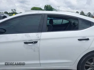 2017 Hyundai Elantra SE z VIN 5NPD84LF5HH132588, wystawiony jako IAAI lot #42380298 z przebiegiem 35 495 mil mil oraz . Historia ofert i sprzedaży dostępna na DreamBid. Obrazek 17.