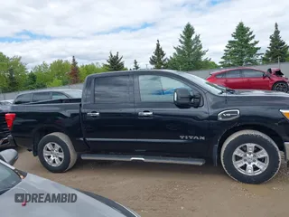 2017 Nissan Titan Platinum Reserve z VIN 1N6AA1E56HN522395, wystawiony jako IAAI lot #42333517 z przebiegiem 111 679 mil mil oraz . Historia ofert i sprzedaży dostępna na DreamBid. Obrazek 13.