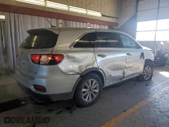 2019 Kia Sorento LX z VIN 5XYPG4A54KG480732, wystawiony jako Copart lot #87833135 z przebiegiem 102 219 mil mil oraz Szkody całkowita. Historia ofert i sprzedaży dostępna na DreamBid. Obrazek 3.