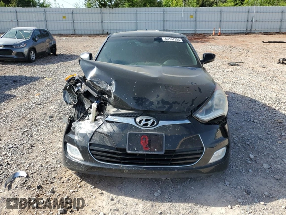 2016 Hyundai Veloster z VIN KMHTC6AD1GU293530, wystawiony jako Copart lot #53137985 z przebiegiem 151 003 mil mil oraz Szkody całkowita. Historia ofert i sprzedaży dostępna na DreamBid. Obrazek 5.