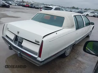 1996 Cadillac Fleetwood z VIN 1G6DW52P1TR700801, wystawiony jako IAAI lot #41945490 z przebiegiem 133 198 mil mil oraz . Historia ofert i sprzedaży dostępna na DreamBid. Obrazek 4.