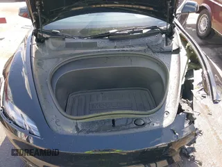 2025 Tesla Model 3 Long Range z VIN 5YJ3E1EA2SF918505, wystawiony jako IAAI lot #41968148 z przebiegiem 2490 mil mil oraz . Historia ofert i sprzedaży dostępna na DreamBid. Obrazek 10.