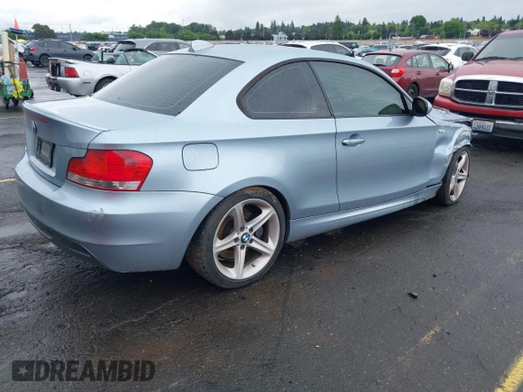 2010 BMW 1 Series 135i z VIN WBAUC7C5XAVK96378, wystawiony jako IAAI lot #42249530 z przebiegiem Nie podano mil oraz . Historia ofert i sprzedaży dostępna na DreamBid. Obrazek 4.