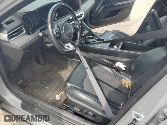 2022 Kia K5 GT-Line z VIN 5XXG64J2XNG149610, wystawiony jako Copart lot #55333245 z przebiegiem Nie podano mil oraz Szkoda całkowita • Salvage title. Historia ofert i sprzedaży dostępna na DreamBid. Obrazek 7.