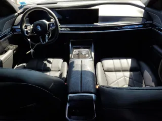 2024 BMW 7 Series 760i xDrive z VIN WBA33EJ05RCS69054, wystawiony jako Copart lot #52484995 z przebiegiem 11 101 mil mil oraz Szkoda całkowita • Salvage title. Historia ofert i sprzedaży dostępna na DreamBid. Obrazek 8.