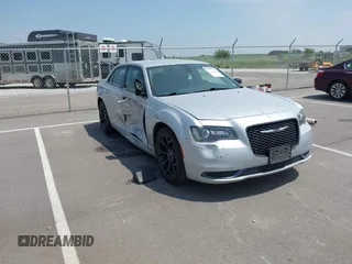 2019 Chrysler 300 Touring z VIN 2C3CCAAG4KH648286, wystawiony jako IAAI lot #42483840 z przebiegiem 28 648 mil mil oraz . Historia ofert i sprzedaży dostępna na DreamBid. Obrazek 1.