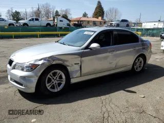 2008 BMW 3 Series 328i z VIN WBAVA33508KX89131, wystawiony jako Copart lot #51995325 z przebiegiem 148 735 mil mil oraz Szkoda całkowita • Salvage title. Historia ofert i sprzedaży dostępna na DreamBid. Obrazek 1.