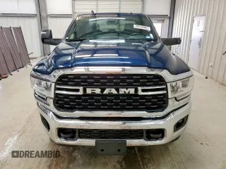 2024 Ram 2500 Big Horn z VIN 3C6UR5DJ8RG405904, wystawiony jako Copart lot #63202225 z przebiegiem 6 010 mil mil oraz Czysty tytuł • Clean title. Historia ofert i sprzedaży dostępna na DreamBid. Obrazek 5.