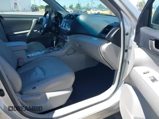 2012 Toyota Highlander z VIN 5TDZK3EH9CS053511, wystawiony jako IAAI lot #42188902 z przebiegiem 300 644 mil mil oraz . Historia ofert i sprzedaży dostępna na DreamBid. Obrazek 5.