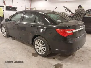 2014 Chrysler 200 Touring z VIN 1C3CCBBGXEN152716, wystawiony jako IAAI lot #42039776 z przebiegiem 198 988 mil mil oraz . Historia ofert i sprzedaży dostępna na DreamBid. Obrazek 3.