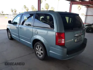 2010 Chrysler Town & Country Touring z VIN 2A4RR5D10AR500903, wystawiony jako IAAI lot #41976476 z przebiegiem 219 230 mil mil oraz . Historia ofert i sprzedaży dostępna na DreamBid. Obrazek 3.