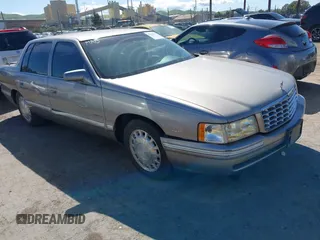 1998 Cadillac DeVille z VIN 1G6KD54Y4WU800220, wystawiony jako IAAI lot #41818035 z przebiegiem 121 555 mil mil oraz . Historia ofert i sprzedaży dostępna na DreamBid. Obrazek 1.
