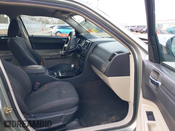 2005 Chrysler 300 with VIN 2C3JA43R05H137403, listed as a IAAI auction lot 41399519 with 135,044 mi miles. Bid and sale history available at carsss.com. Image 5.