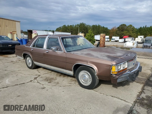 1989 Ford Crown Victoria z VIN 2FABP74F3KX157785, wystawiony jako Copart lot #84102954 z przebiegiem 68 996 mil mil oraz Czysty tytuł • Clean title. Historia ofert i sprzedaży dostępna na DreamBid. Obrazek 4.
