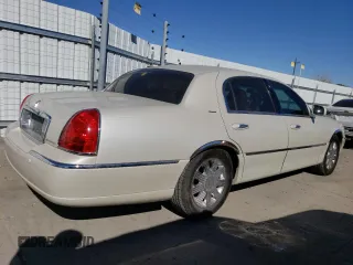 2004 Lincoln Town Car Ultimate z VIN 1LNHM83W64Y627908, wystawiony jako Copart lot #47130995 z przebiegiem 75 662 mil mil oraz Szkoda całkowita • Salvage title. Historia ofert i sprzedaży dostępna na DreamBid. Obrazek 3.