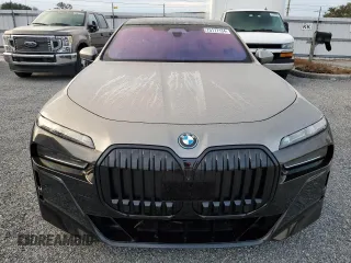 2023 BMW i7 xDrive60 z VIN WBY53EJ02PCL65182, wystawiony jako Copart lot #75177134 z przebiegiem 14 777 mil mil oraz Nie do naprawy. Historia ofert i sprzedaży dostępna na DreamBid. Obrazek 5.