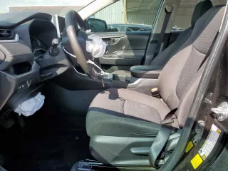 2023 Toyota RAV4 LE z VIN 2T3H1RFV2PC244179, wystawiony jako Copart lot #53940025 z przebiegiem 34 851 mil mil oraz Czysty tytuł • Clean title. Historia ofert i sprzedaży dostępna na DreamBid. Obrazek 7.