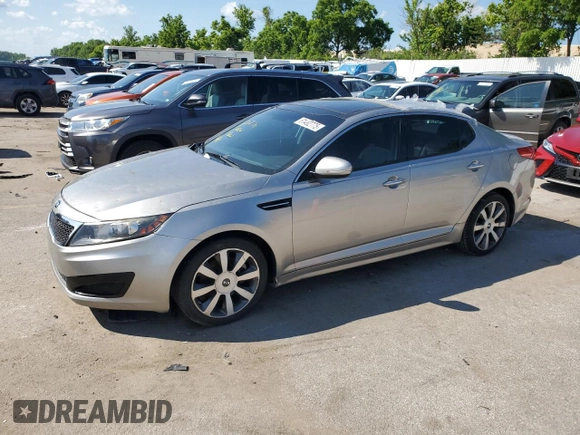 2012 Kia Optima SX z VIN 5XXGR4A64CG023279, wystawiony jako Copart lot #61482775 z przebiegiem 213 282 mil mil oraz Czysty tytuł • Clean title. Historia ofert i sprzedaży dostępna na DreamBid. Obrazek 1.